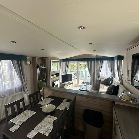 Lakeside Retreat 3 With Hot Tub, Private Fishing Peg Situated At Tattershall Lakes Country Park Bagian luar foto