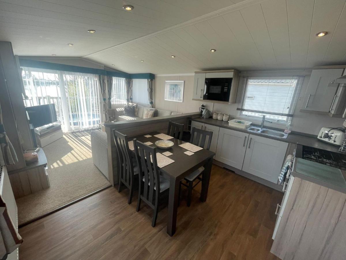 Lakeside Retreat 3 With Hot Tub, Private Fishing Peg Situated At Tattershall Lakes Country Park Bagian luar foto