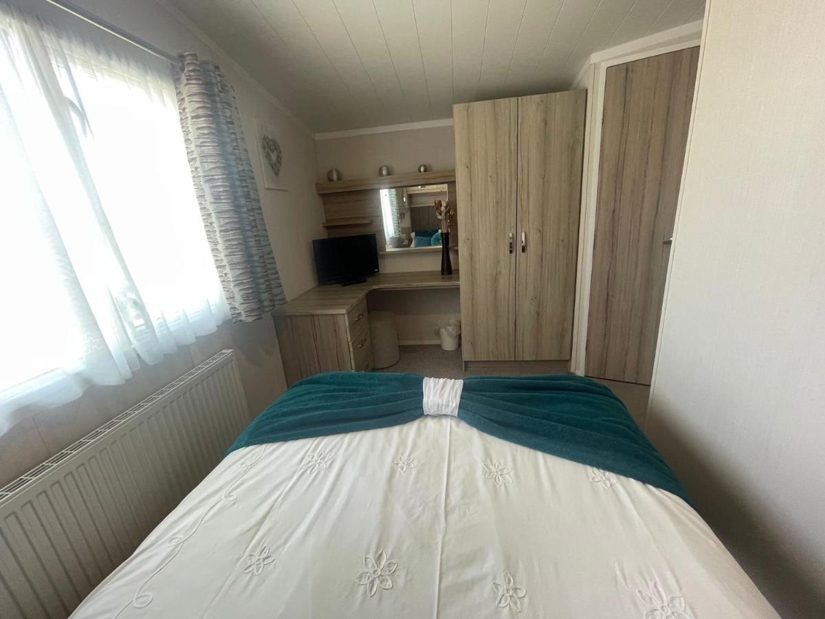 Lakeside Retreat 3 With Hot Tub, Private Fishing Peg Situated At Tattershall Lakes Country Park Bagian luar foto