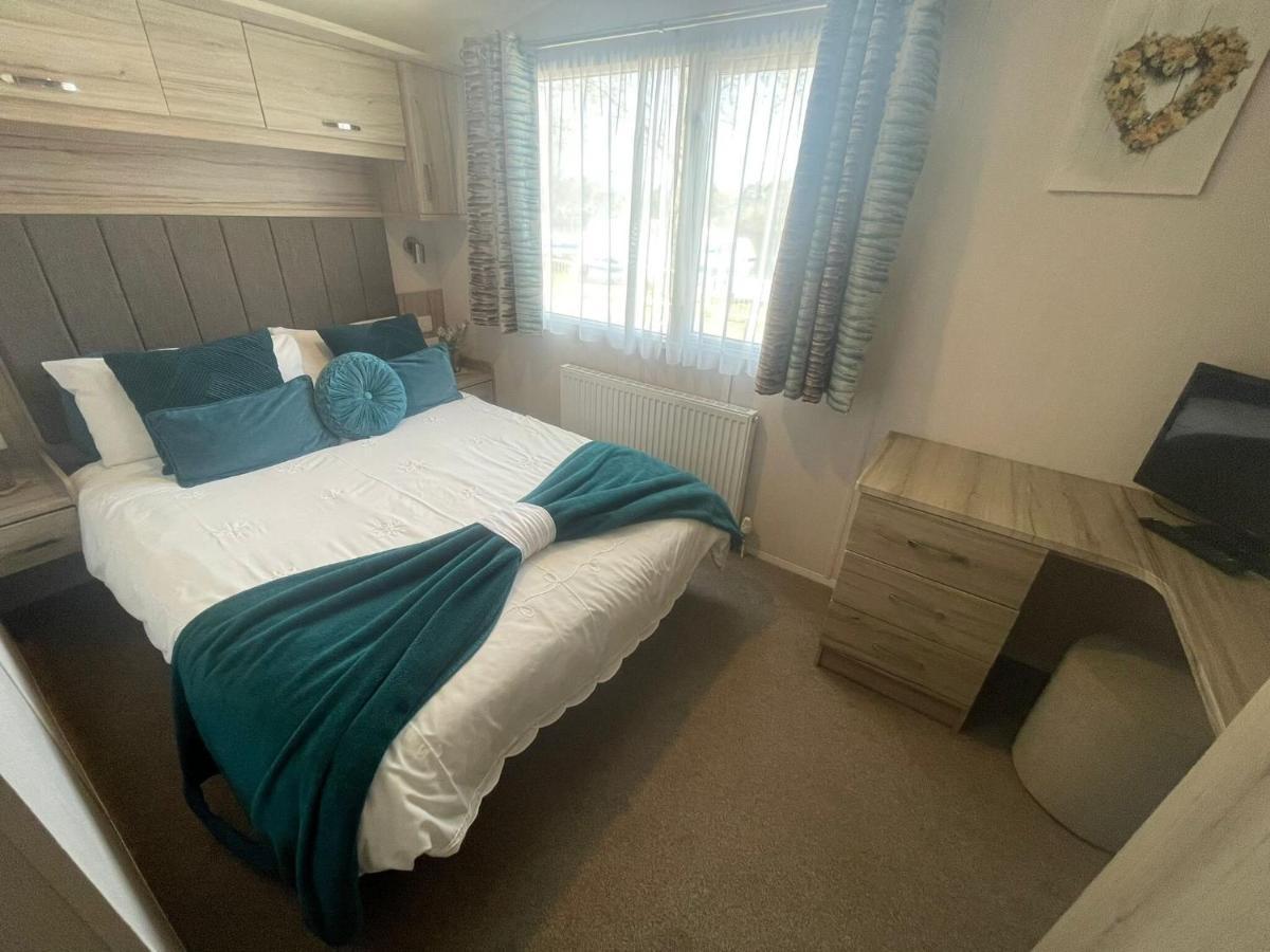 Lakeside Retreat 3 With Hot Tub, Private Fishing Peg Situated At Tattershall Lakes Country Park Bagian luar foto