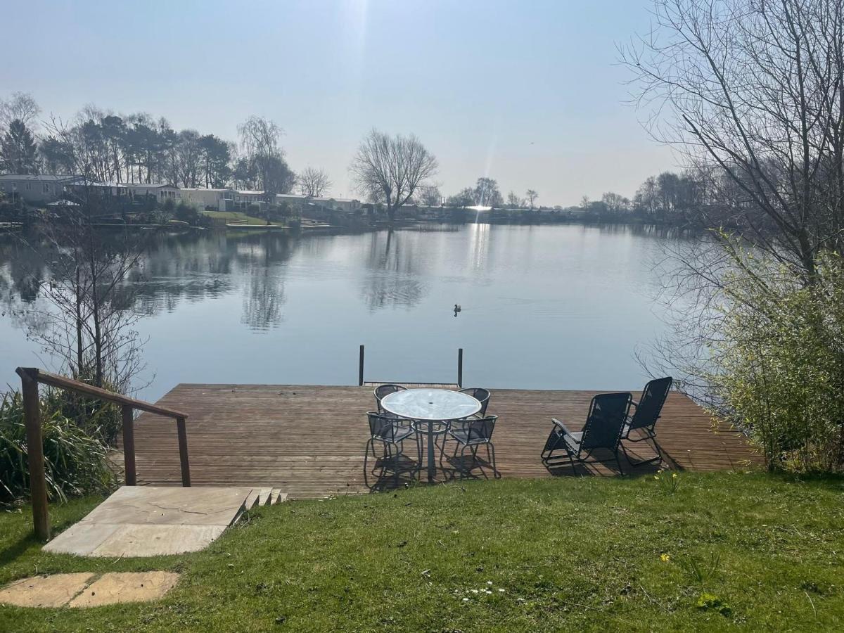 Lakeside Retreat 3 With Hot Tub, Private Fishing Peg Situated At Tattershall Lakes Country Park Bagian luar foto