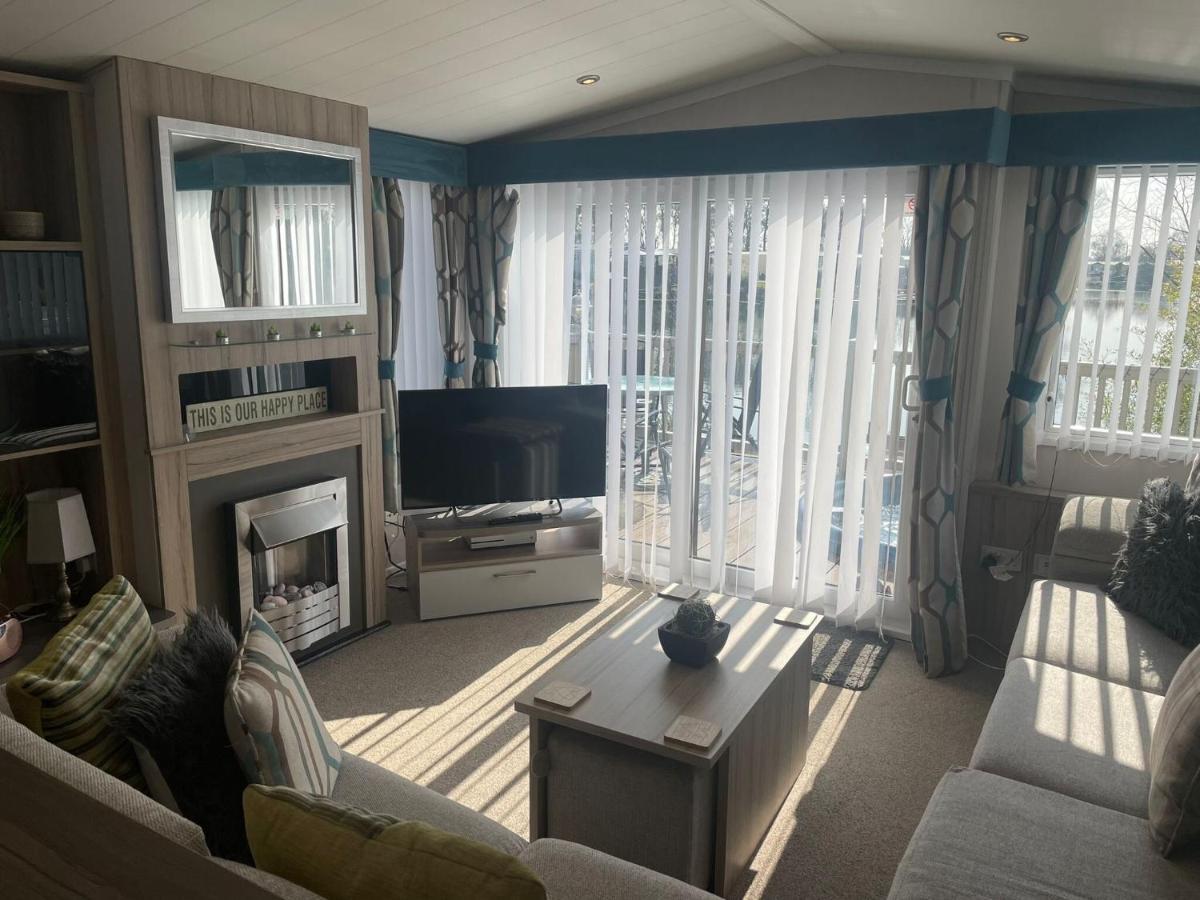 Lakeside Retreat 3 With Hot Tub, Private Fishing Peg Situated At Tattershall Lakes Country Park Bagian luar foto