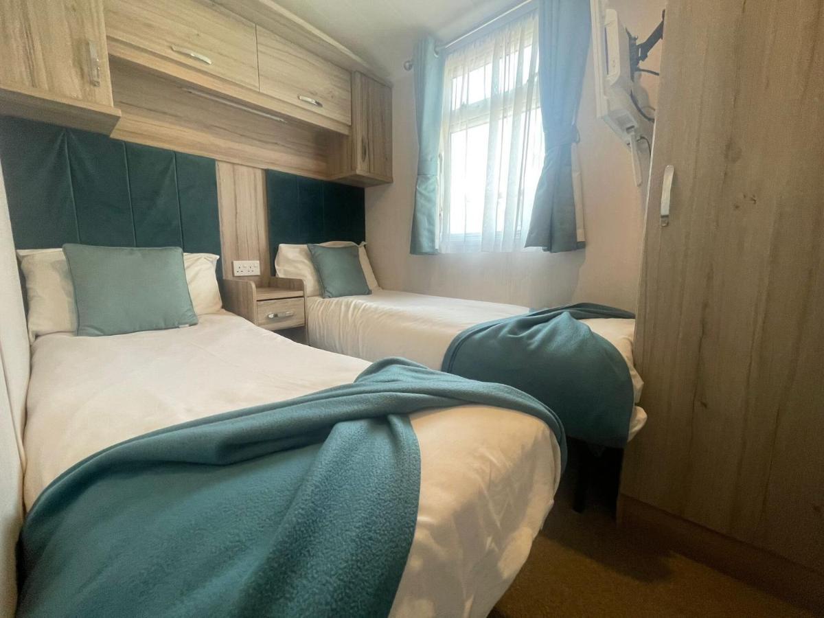 Lakeside Retreat 3 With Hot Tub, Private Fishing Peg Situated At Tattershall Lakes Country Park Bagian luar foto