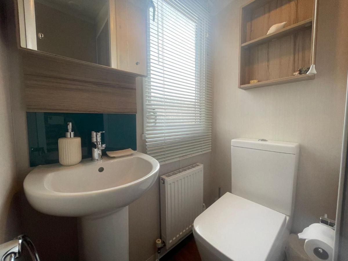 Lakeside Retreat 3 With Hot Tub, Private Fishing Peg Situated At Tattershall Lakes Country Park Bagian luar foto