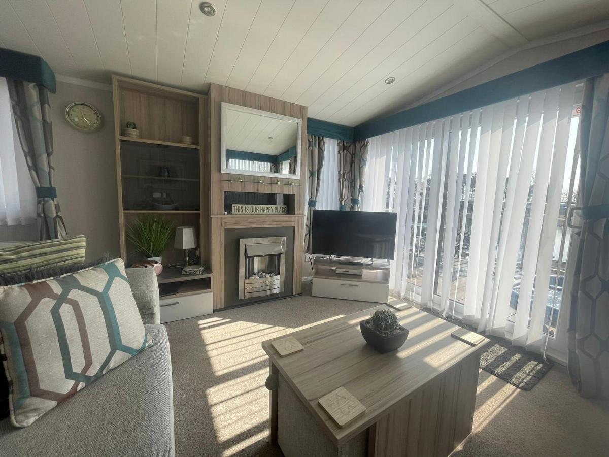 Lakeside Retreat 3 With Hot Tub, Private Fishing Peg Situated At Tattershall Lakes Country Park Bagian luar foto