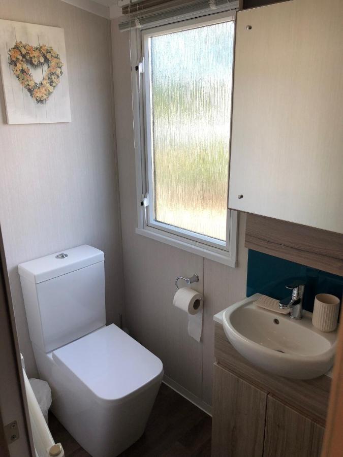 Lakeside Retreat 3 With Hot Tub, Private Fishing Peg Situated At Tattershall Lakes Country Park Bagian luar foto