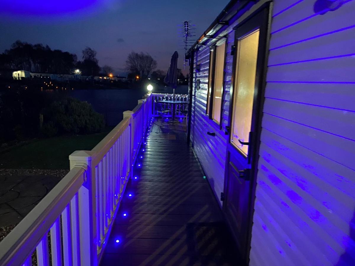 Lakeside Retreat 3 With Hot Tub, Private Fishing Peg Situated At Tattershall Lakes Country Park Bagian luar foto