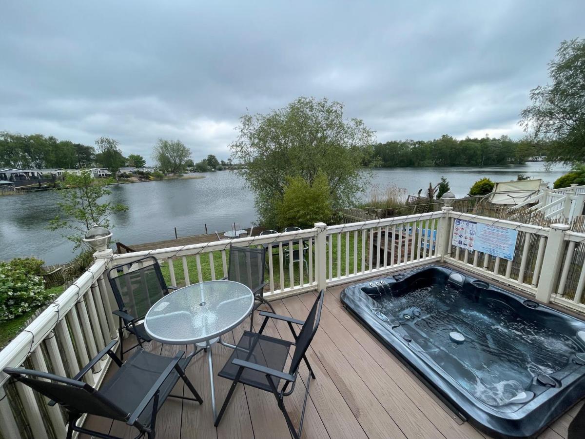 Lakeside Retreat 3 With Hot Tub, Private Fishing Peg Situated At Tattershall Lakes Country Park Bagian luar foto