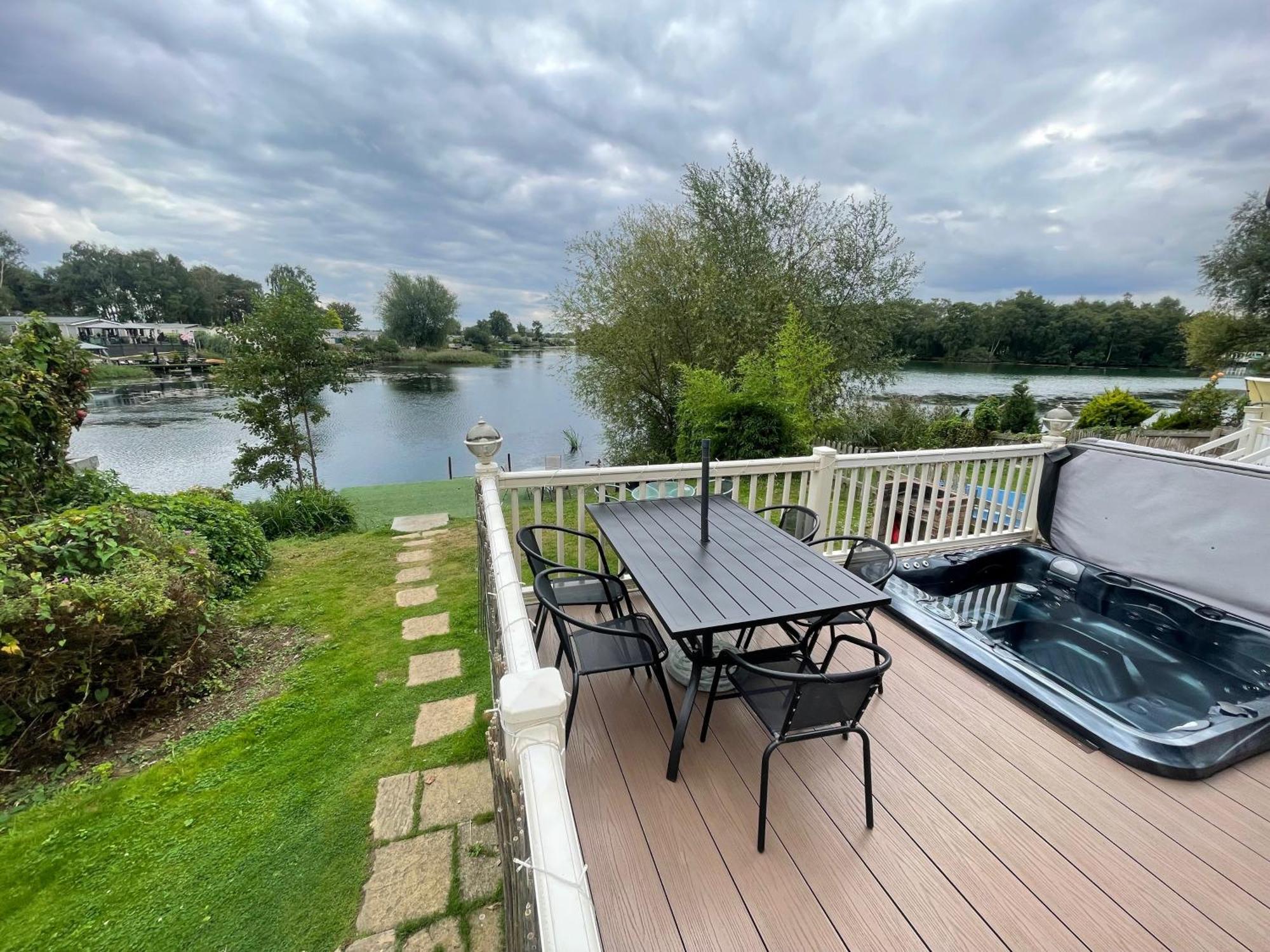Lakeside Retreat 3 With Hot Tub, Private Fishing Peg Situated At Tattershall Lakes Country Park Bagian luar foto